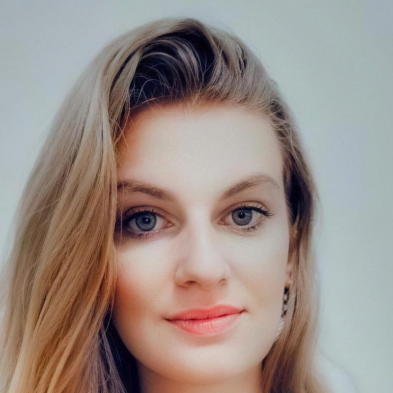 Mélanie Dubois, assistante sociale diplômée d'État, gérante de La Plume Sociale
